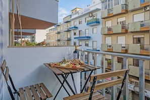 Outdoor dining - Light-Filled Retreat with Balcony in Portimao by HostWise (Portimão)