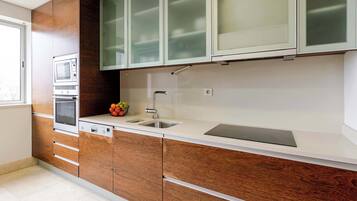 Frigorífico, microondas, horno y placa de cocina