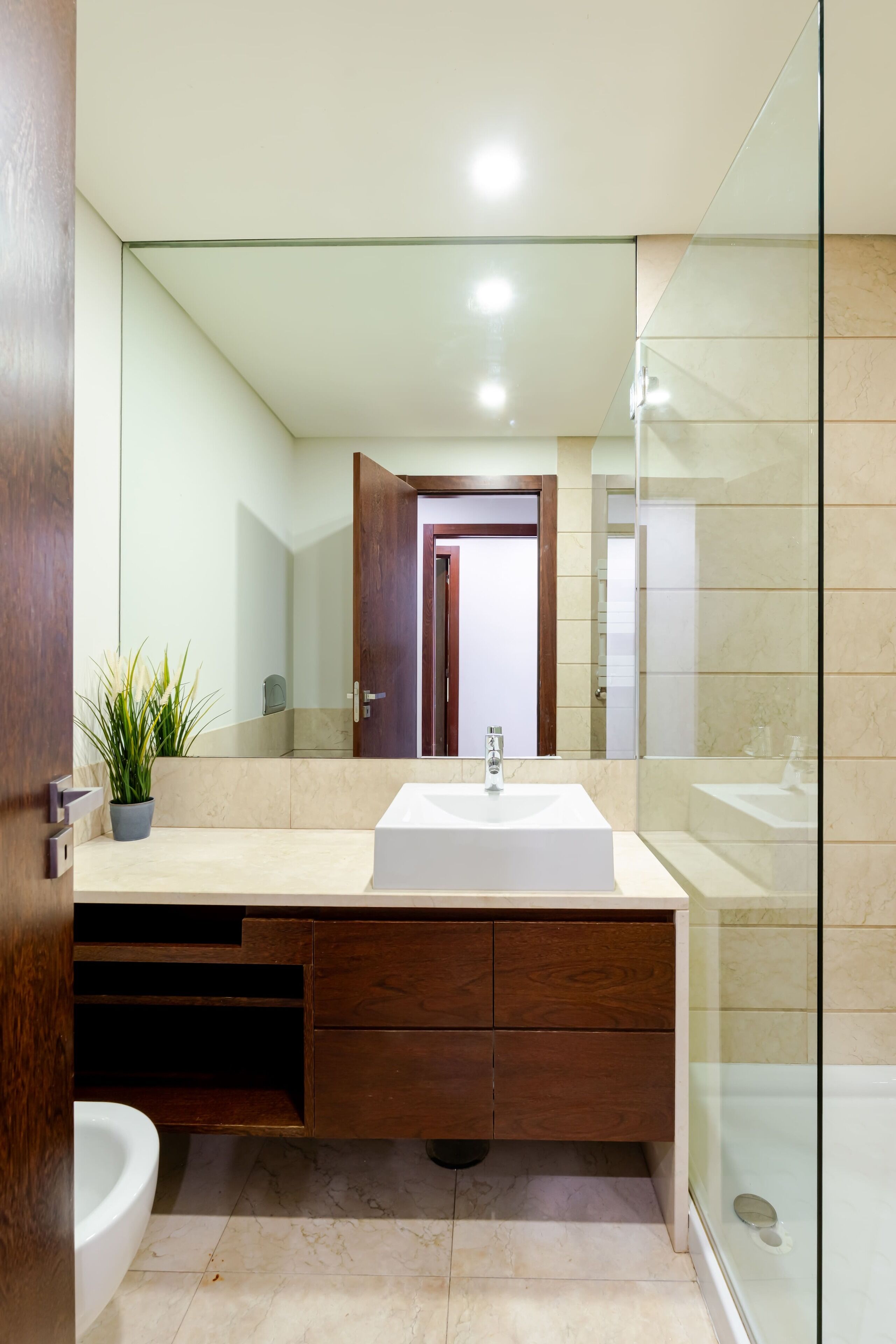 Douche, séchoir à cheveux, serviettes fournies, shampooing