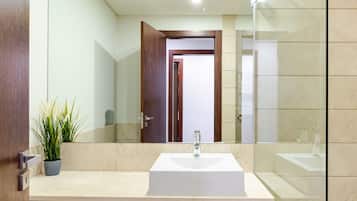 Een douche, een haardroger, handdoeken, shampoo