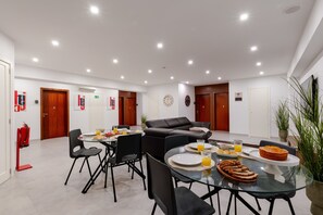 Dining - Bom Sucesso Executive Suite 1 by HostWise (Porto)