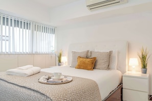 16 bedrooms, desk, travel cot, WiFi - Bom Sucesso Executive Suite 1 by HostWise (Porto)