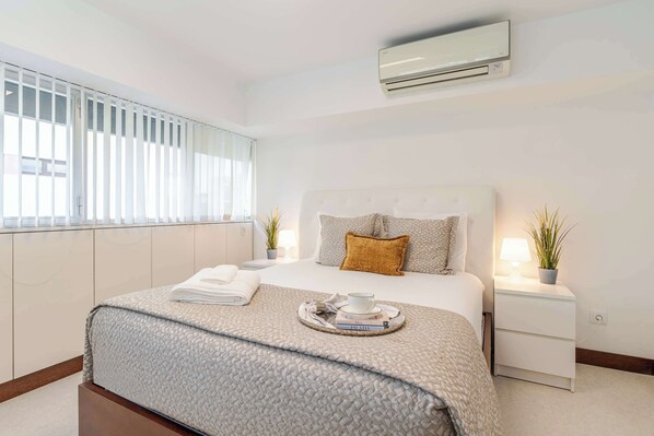 16 bedrooms, desk, travel cot, WiFi - Bom Sucesso Executive Suite 1 by HostWise (Porto)