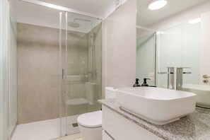 Hair dryer, towels - Bom Sucesso Executive Suite 1 by HostWise (Porto)