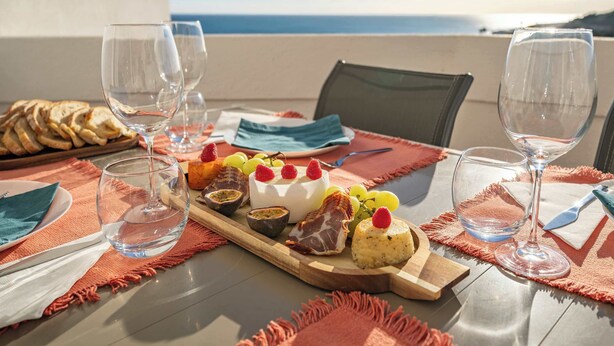 Outdoor dining - Beachfront Flat & Panoramic Sea View by HostWise (Luz)