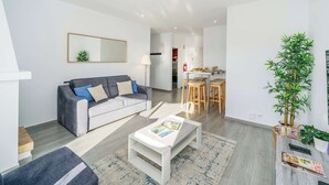 TV - Beachfront Flat & Panoramic Sea View by HostWise (Luz)