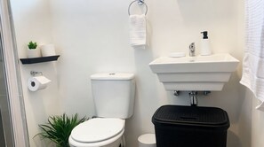 Shower, towels, soap, toilet paper - Apartment with balcony in Ferndale, Randburg. Stylish, secure and comfortable. (Randburg)