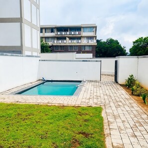 Pool - Apartment with balcony in Ferndale, Randburg. Stylish, secure and comfortable. (Randburg)
