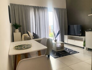 TV - Apartment with balcony in Ferndale, Randburg. Stylish, secure and comfortable. (Randburg)
