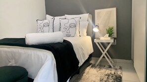 1 bedroom, iron/ironing board, WiFi, bed sheets - Apartment with balcony in Ferndale, Randburg. Stylish, secure and comfortable. (Randburg)