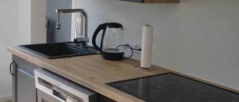 Réfrigérateur, micro-ondes, four, plaque de cuisson