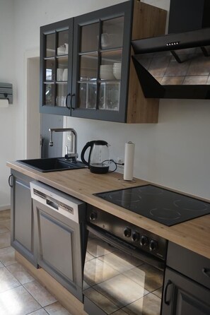 Private kitchen - Ferienhaus Alex is a spacious and comfortable vacation home in Großefehn, ideal for families and groups of up to 6–8 people. <br>Spanning approximately 95 m&sup2;, you'll find bright and inviting rooms, a fully equipped kitchen, and a large living room... (Großefehn)