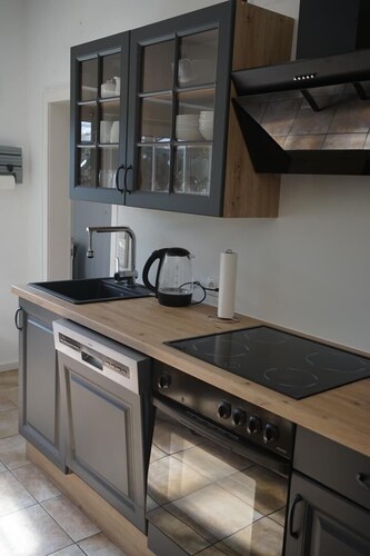 Ferienhaus Alex is a spacious, comfortable vacation home in Großefehn, ideal for families and groups of up to 6-8 people. <br>On approx. 95 m² you will find bright, friendly furnished rooms, a fully equipped kitchen and a spacious living room with...