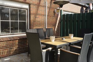 Outdoor dining - Ferienhaus Alex is a spacious, comfortable vacation home in Großefehn, ideal for families and groups of up to 6-8 people. <br>On approx. 95 m&sup2; you will find bright, friendly furnished rooms, a fully equipped kitchen and a spacious living room with... (Großefehn)