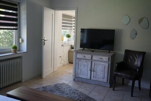 Interior - Ferienhaus Alex is a spacious, comfortable vacation home in Großefehn, ideal for families and groups of up to 6-8 people. <br>On approx. 95 m&sup2; you will find bright, friendly furnished rooms, a fully equipped kitchen and a spacious living room with... (Großefehn)