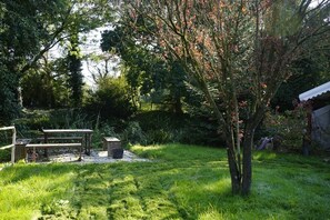 Outdoor dining - Ferienhaus Alex is a spacious, comfortable vacation home in Großefehn, ideal for families and groups of up to 6-8 people. <br>On approx. 95 m&sup2; you will find bright, friendly furnished rooms, a fully equipped kitchen and a spacious living room with... (Großefehn)