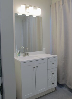 Toalhas de banho, sabonete, shampoo, papel higiênico