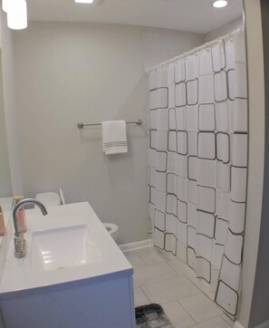 Towels, soap, shampoo, toilet paper - Spacious 2-Bedroom Guesthouse Suite – Central KC Location, Family Friendly (Overland Park)