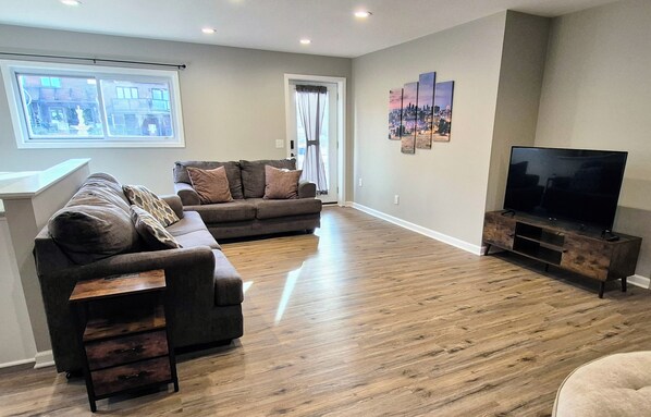 Smart TV - Spacious 2-Bedroom Guesthouse Suite – Central KC Location, Family Friendly (Overland Park)