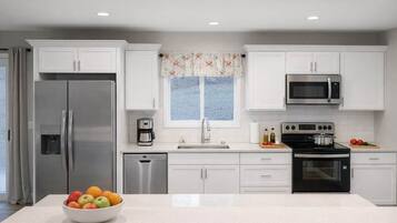 Geladeira, micro-ondas, fogão, cooktop