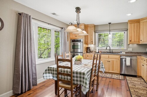 Coweeta Rapids: Your Elevated Creekside Escape
