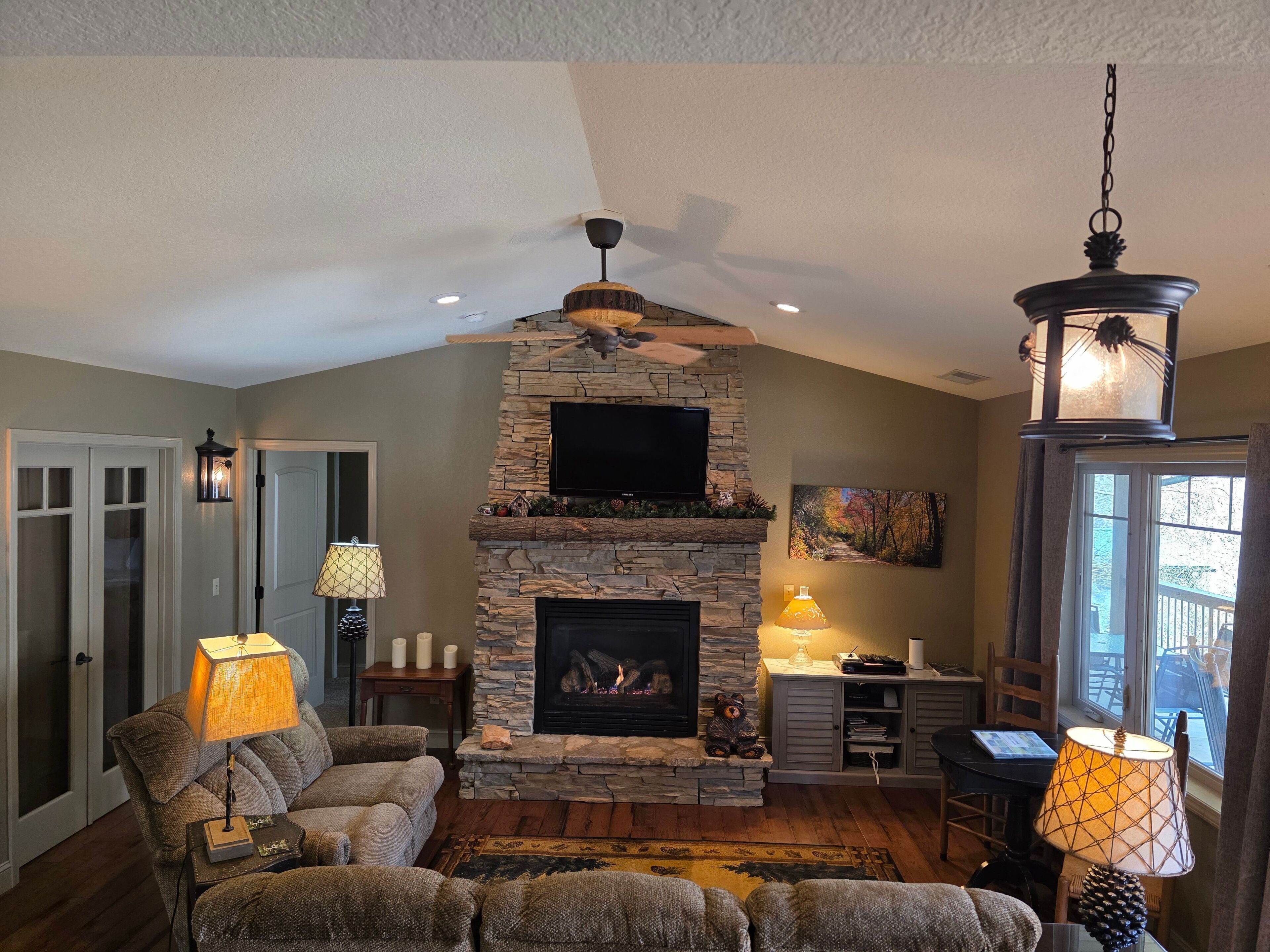 Een televisie en een open haard