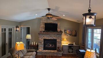 Een televisie en een open haard