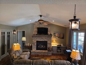 Een televisie en een open haard