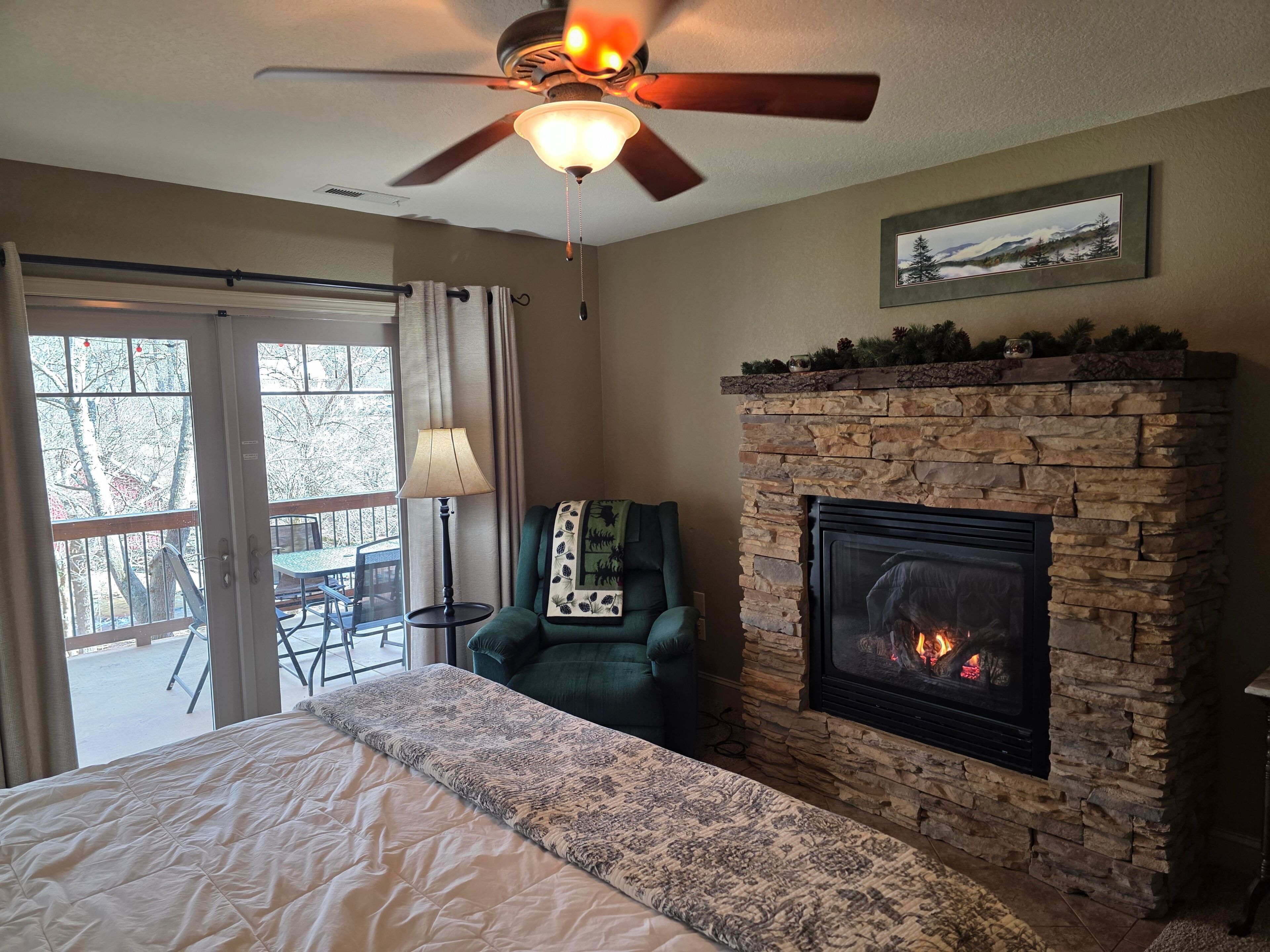 Een strijkplank/strijkijzer, wifi, beddengoed