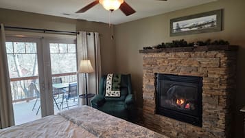 Een strijkplank/strijkijzer, wifi, beddengoed