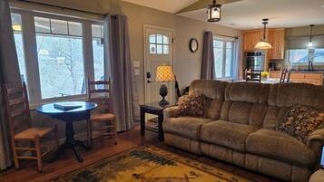 Een televisie en een open haard