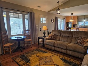 Een televisie en een open haard