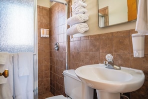 Standard Studio Suite | Bathroom - Black Meadow Landing (Parker Dam)