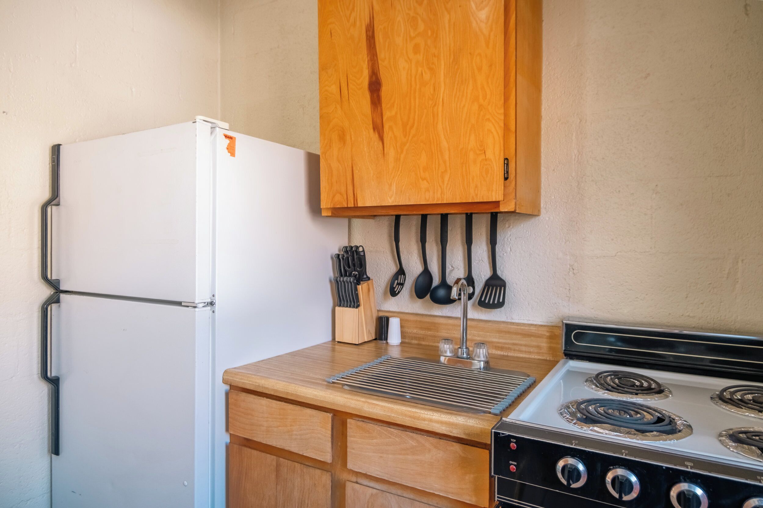 Suite Studio Standard | Cuisine privée | Grand réfrigérateur, plaque de cuisson