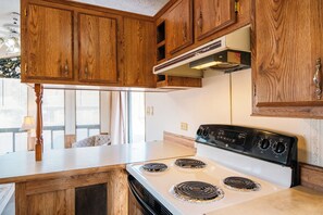 Comfort Cottage | Private kitchen | Mini-fridge - Black Meadow Landing (Parker Dam)