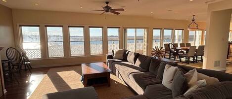 Una Smart TV, una chimenea, videojuegos, un reproductor de DVD