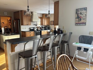 Dining - Delightful 7-bedroom house in Stratton perfect for group getaways (Stratton)