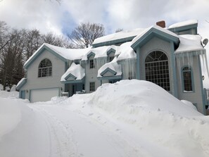 Exterior - Delightful 7-bedroom house in Stratton perfect for group getaways (Stratton)