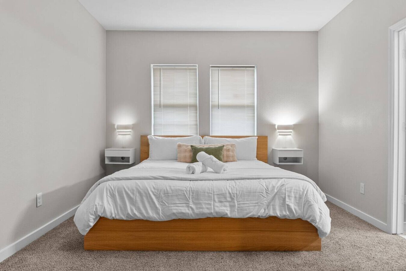 مكتب ومكواة/لوح كي وواي فاي وملاءات أسرّة