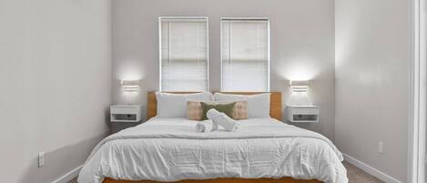 مكتب ومكواة/لوح كي وواي فاي وملاءات أسرّة