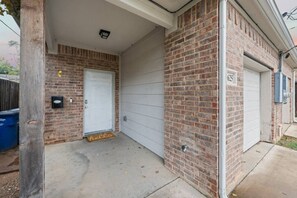 Exterior detail - Longhorn Landing - Western Themed- Fast Wifi (Dallas)