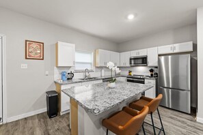 Fridge, microwave, oven, stovetop - Longhorn Landing - Western Themed- Fast Wifi (Dallas)