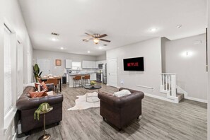 TV - Longhorn Landing - Western Themed- Fast Wifi (Dallas)