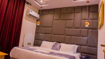 Habitación junior, balcón, vistas a la ciudad | Escritorio, espacio para trabajar con un portátil, cortinas opacas