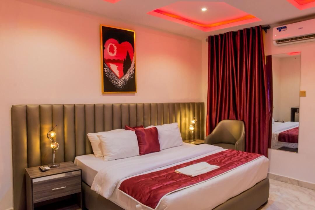 Escritorio, espacio para trabajar con laptop y cortinas blackout 