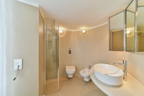 Douche, sèche-cheveux, bidet, serviettes fournies