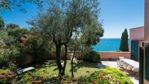 A garden with a table and chairs, a tree, and a view of the sea. - Sibilla D'Oltremare - Sestri Levante (Sestri Levante)