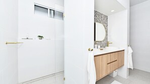Shower, hair dryer - Tilligerry Beach Retreat (Taylors Beach)