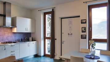 Frigorifero, microonde, piano cottura, macchina per tè/caffè