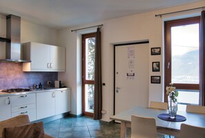 Kühlschrank, Mikrowelle, Herdplatte, Wasserkocher mit Kaffee-/Teezubehör